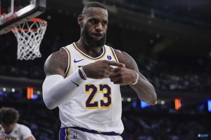 Làm thế nào một Lakers khỏe mạnh có thể chuẩn bị cho vòng loại trực tiếp? James: Thật khó để nói, chúng tôi chưa bao giờ khỏe mạnh cả