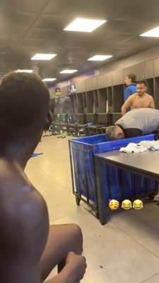 Đúng như dự đoán của bạn, Balotelli đã ném pháo vào phòng thay đồ và làm nổ tung đôi giày thể thao của anh.