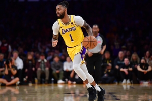 Đường dây bên ngoài nóng kinh khủng! Lakers thực hiện 8 trong số 12 quả ba điểm trong hiệp, tỷ lệ sút từ sân là 67%.