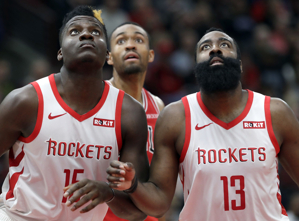 Capela: Đó là một trải nghiệm tuyệt vời khi được chơi cùng Harden. Điểm NBA đầu tiên của tôi là nhờ sự kiến ​​​​tạo của anh ấy.