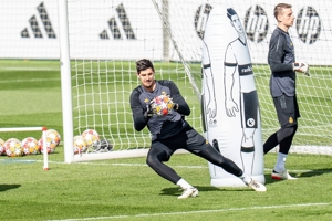 Mùa giải bị hủy bỏ! Courtois 31 tuổi dính chấn thương liên tiếp ở đầu gối trái và phải. Liệu anh có còn là thành viên của Real Madrid sau khi trở lại?