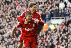 Đội hình thi đấu của Huyền thoại Liverpool: Gerrard ngồi ở hàng tiền vệ, Litmanen lần lượt chơi cho 2 đội