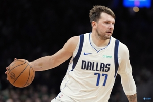 Nhiệt độ chậm! Doncic chơi 9 phút trong hiệp một và ghi được 6 điểm cùng 5 pha kiến ​​​​tạo trên 2 trong 8 cú sút và 1 trong 4 quả ba điểm.