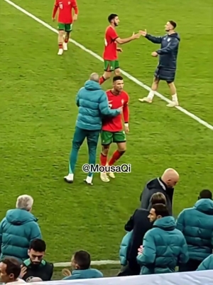 Ronaldo tỏ ra không hài lòng với trọng tài thứ 4 khi rời sân, chỉ tay vào sân và giơ 2 ngón tay.