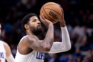 Dễ dàng và tự do! Paul George đã ghi được 12 điểm trong hiệp đầu tiên với 5 trong 7 cú sút và 2 trong 3 quả ba điểm. Giá trị cộng/trừ cao nhất là +25.