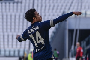 MIDI: McKennie từ chối lời đề nghị cắt lương và gia hạn hợp đồng của Juventus, có thể bị bán vào mùa hè này