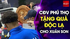 Xuân Son được CĐV Việt Nam tặng quà độc lạ sau màn trình diễn khiến người Thái khiếp sợ