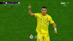 Tức giận, Ronaldo liên tục chỉ tay vào trọng tài khi ra sân, vỗ tay và giơ ngón tay cái