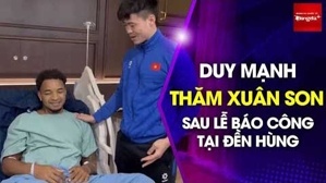 Duy Mạnh trò chuyện động viên Xuân Son, cùng HLV Kim Sang Sik đi báo công tại Đền Hùng